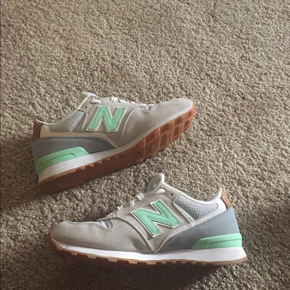 New Balance 696