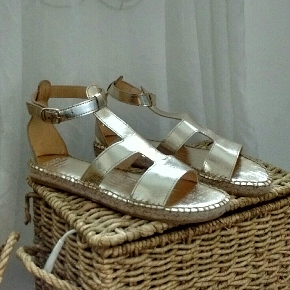 Andre Assous sandals