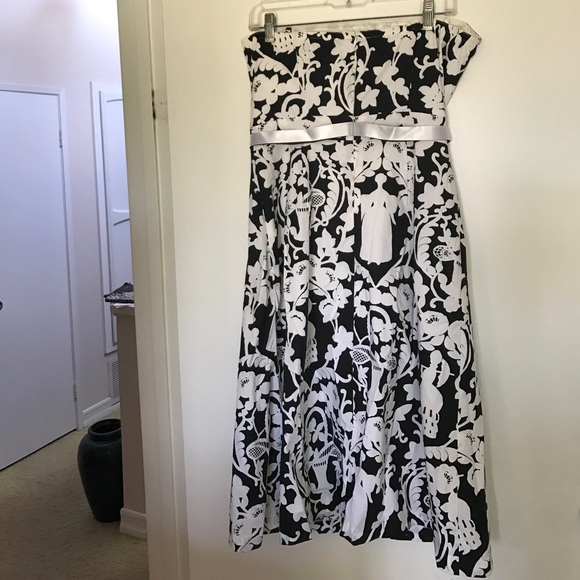 Strapless dress with boning in top - Picture 2 of 2