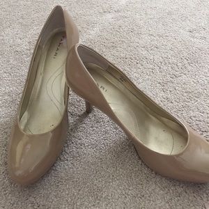 Tahari beige pumps size 8.5