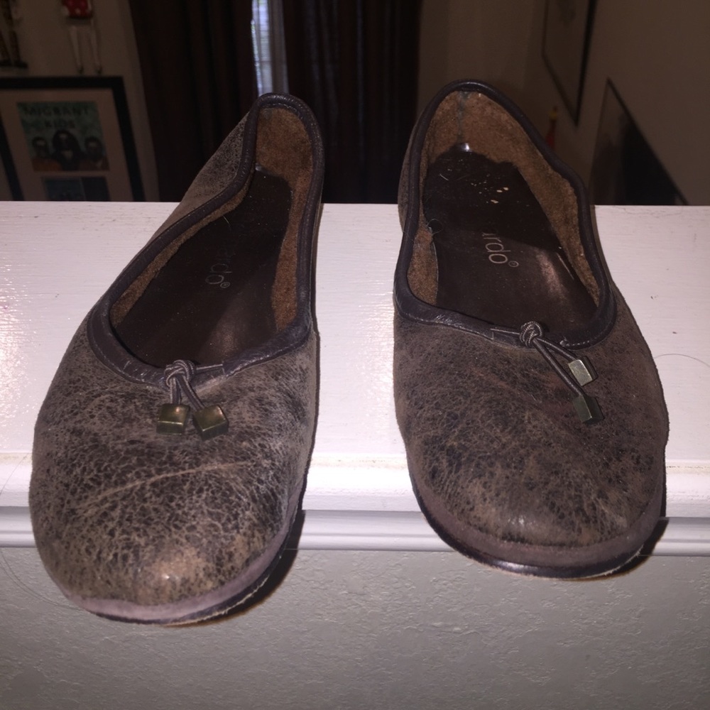 Bernardo w/sherling brown flats