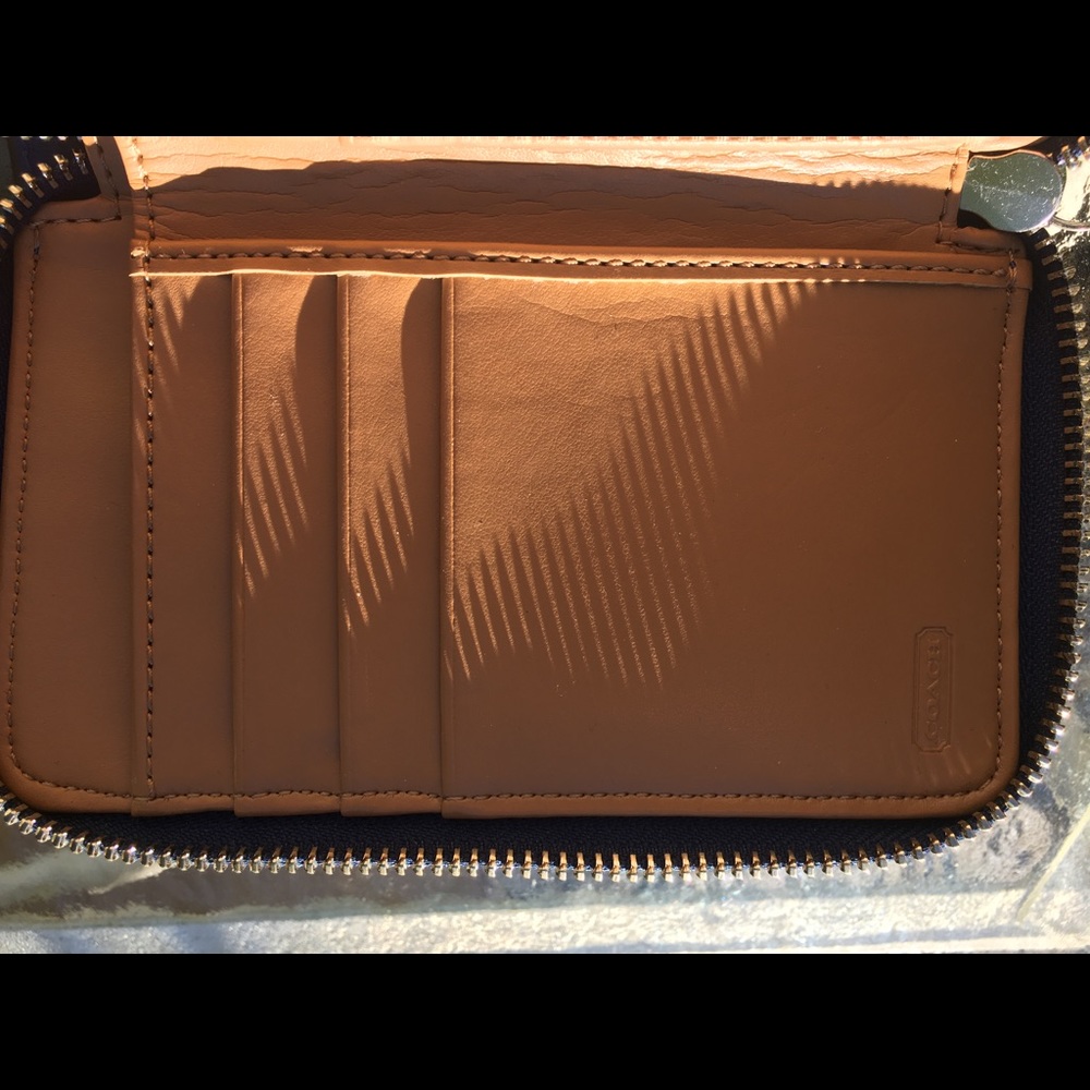 Authentic Coach wristlet - Picture 5 of 5