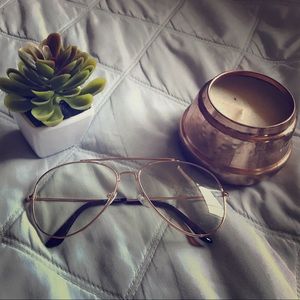 Clear fashion glasses, non-prescription.