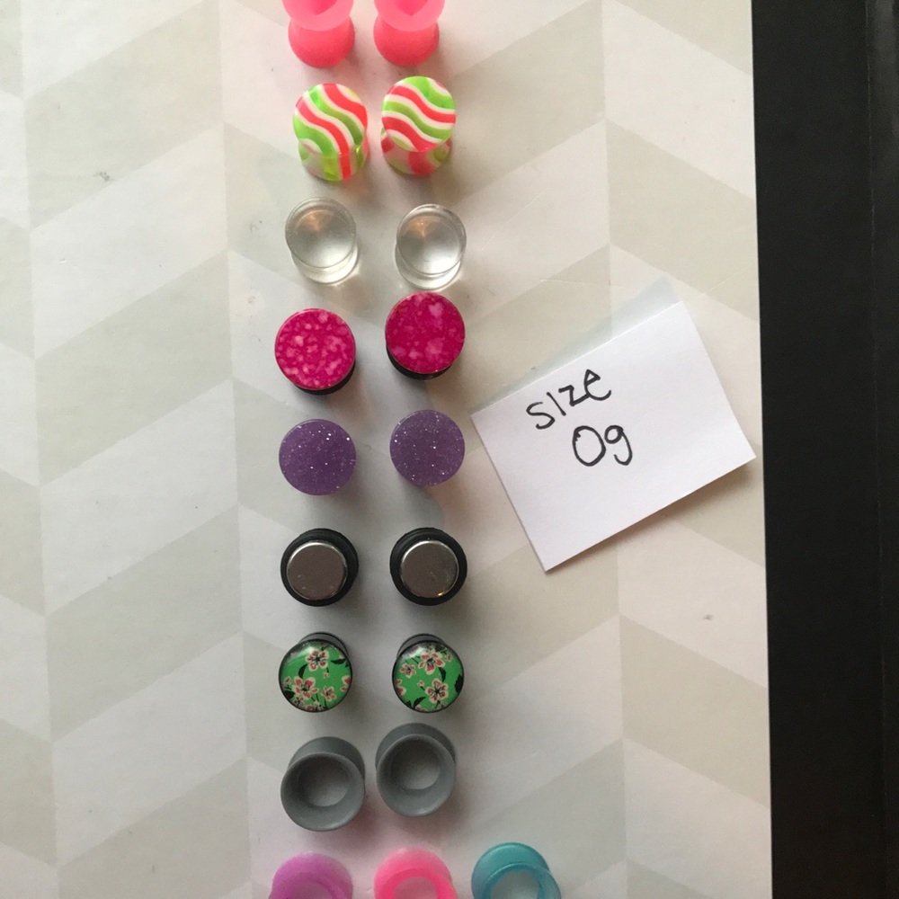 7 pair of size 0g gauge plugs