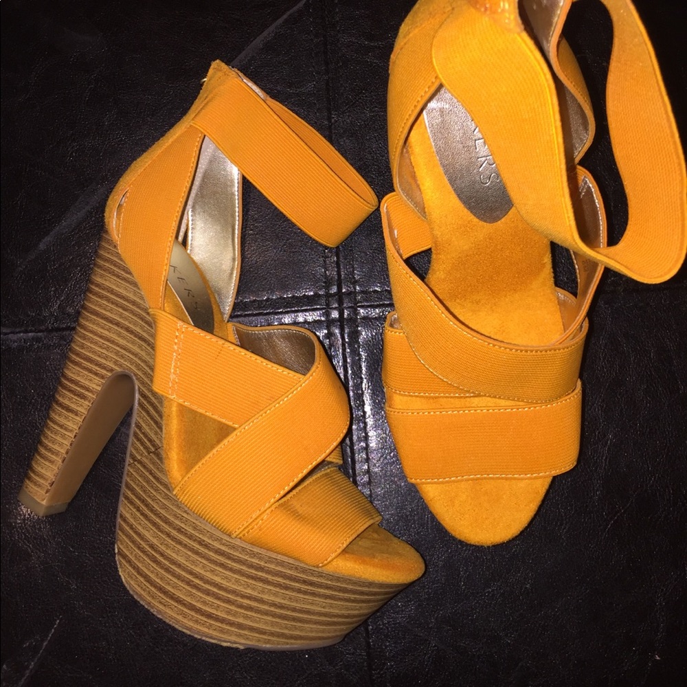 Has tiny black dot on the strap of the right shoe.