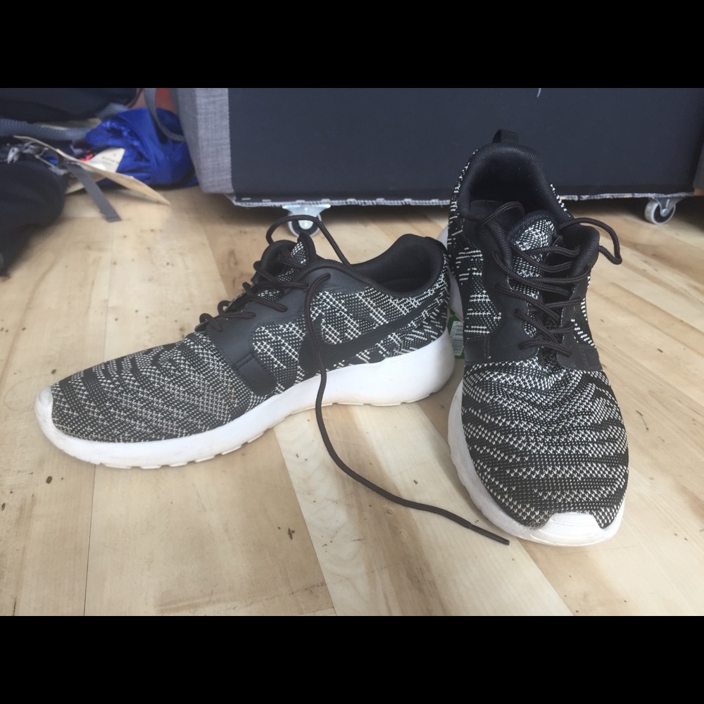 Nike Roshe Run Black/White Jacquard Sneakers Sz 8M