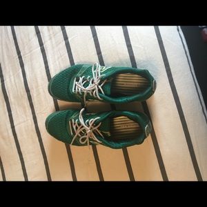 New Balance tennis shoes