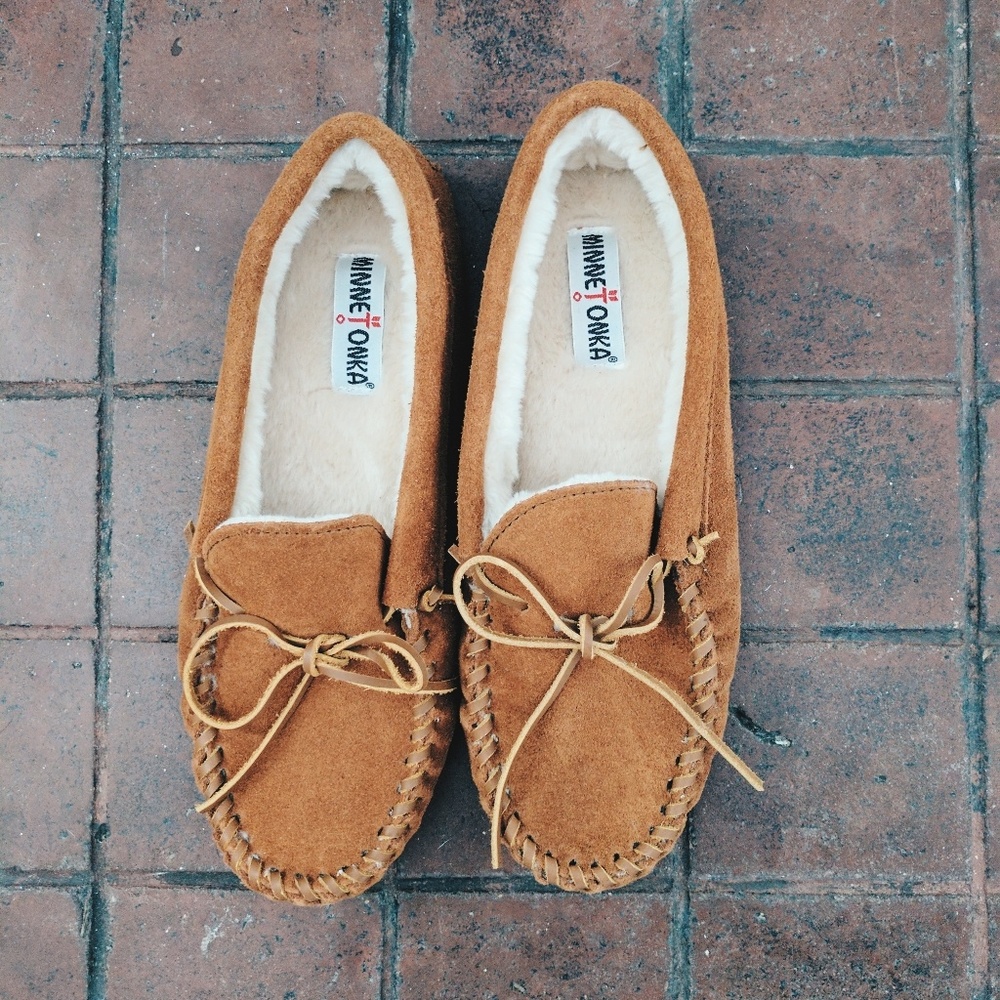 Minnetonka Leather Pile-lined slippers