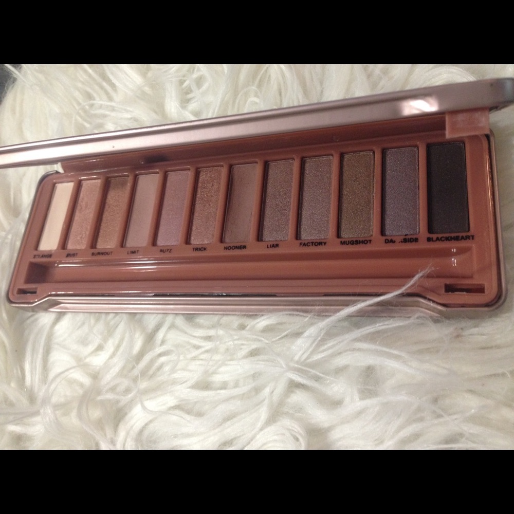 Naked 3 eyeshadow palette
