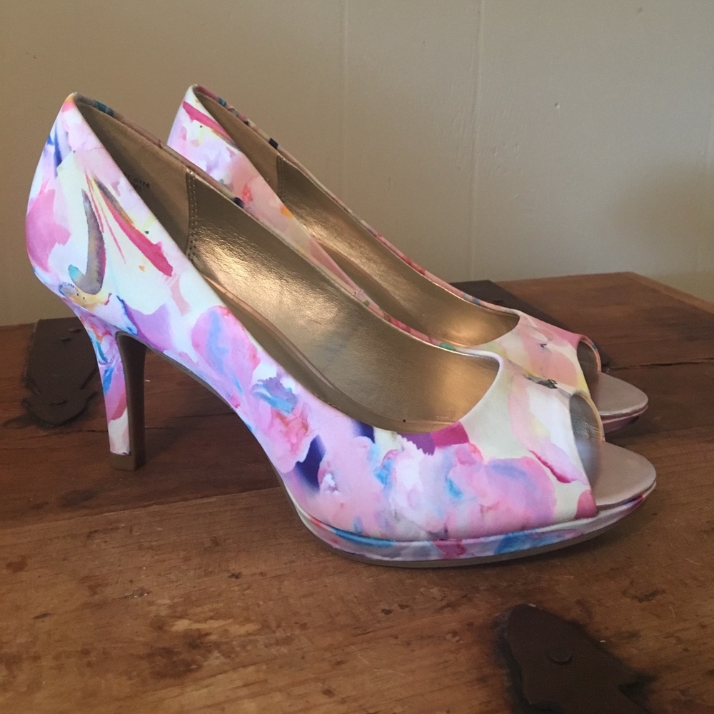 Bandolino Multi-colored Heels (never worn)