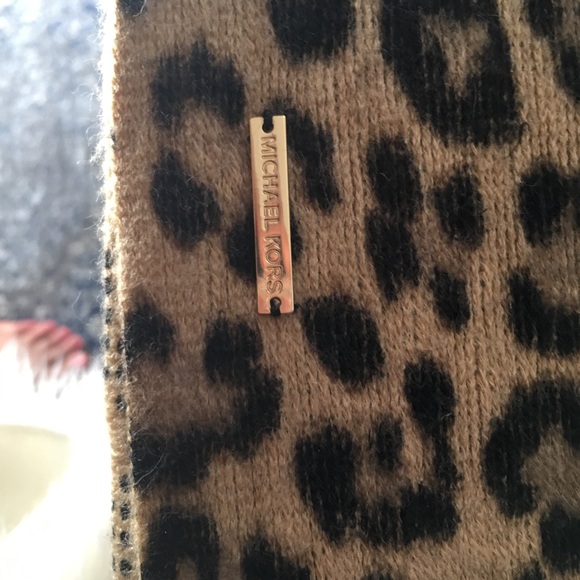 Michel Kors Infinity Scarf - Picture 2 of 4