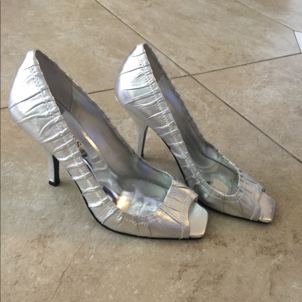 Guess peep toe pump