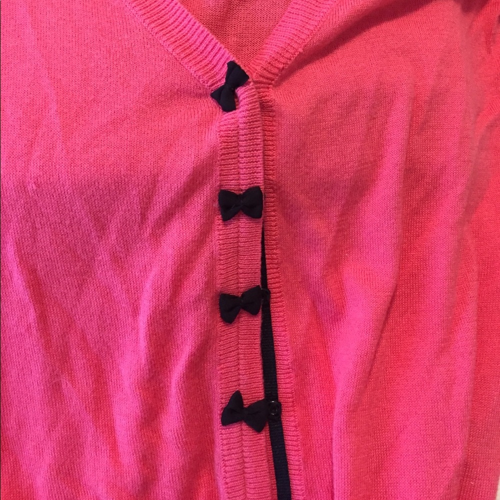 Pink sweater with bow clasps - Picture 3 of 3