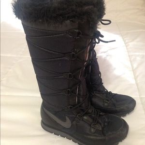 Nike women's winter boots lace up Black sz 9