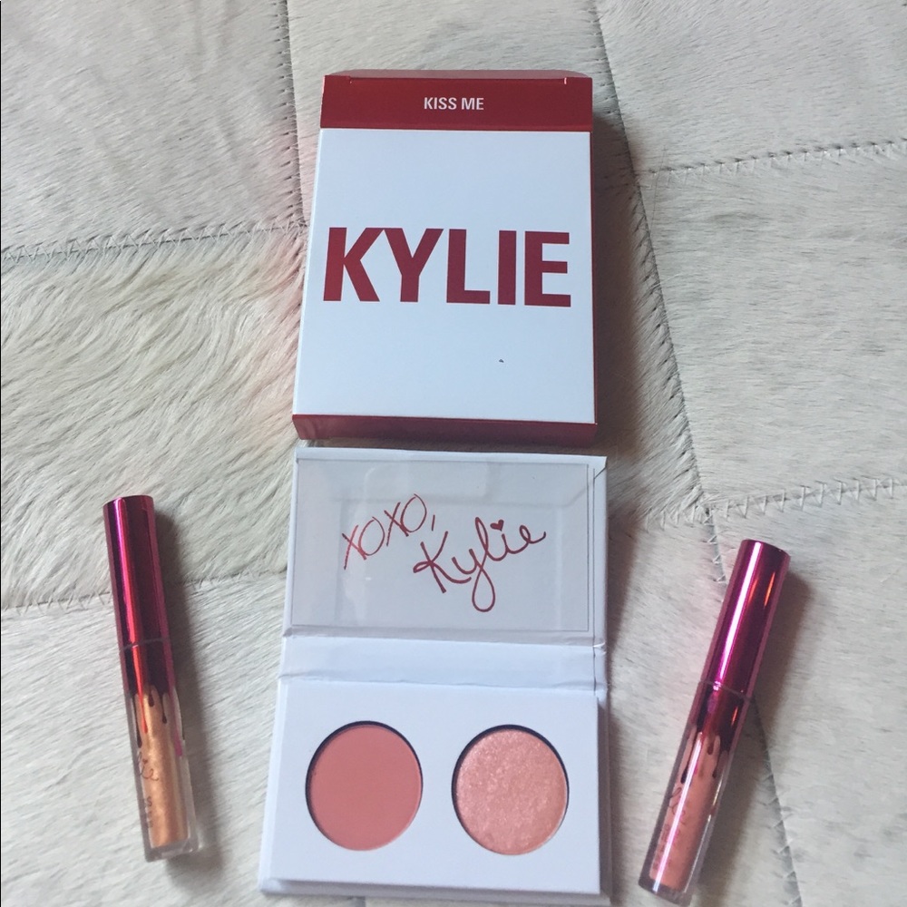 Kylie Valentine's Day kiss me set