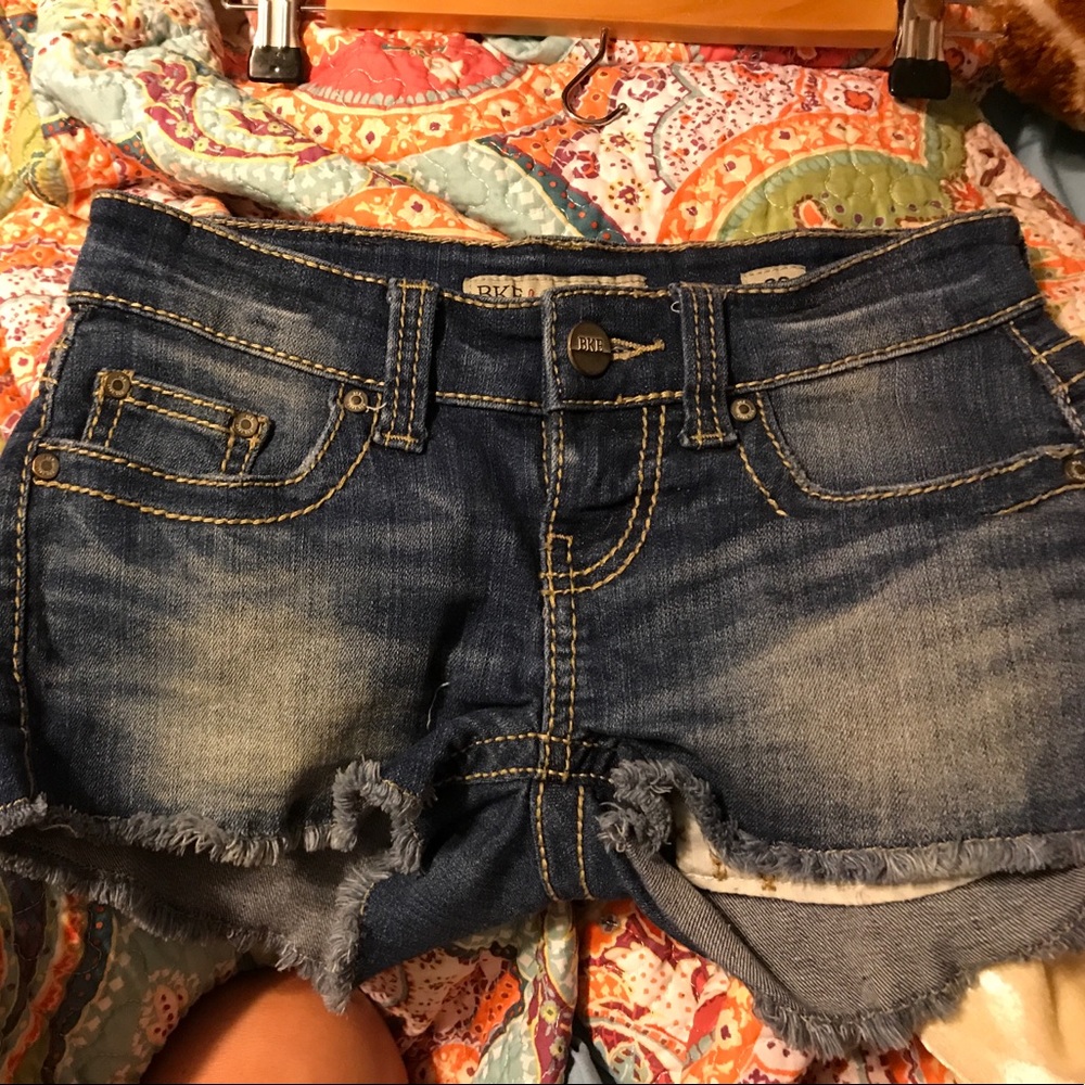 BKE STELLA SHORTS SIZE 23