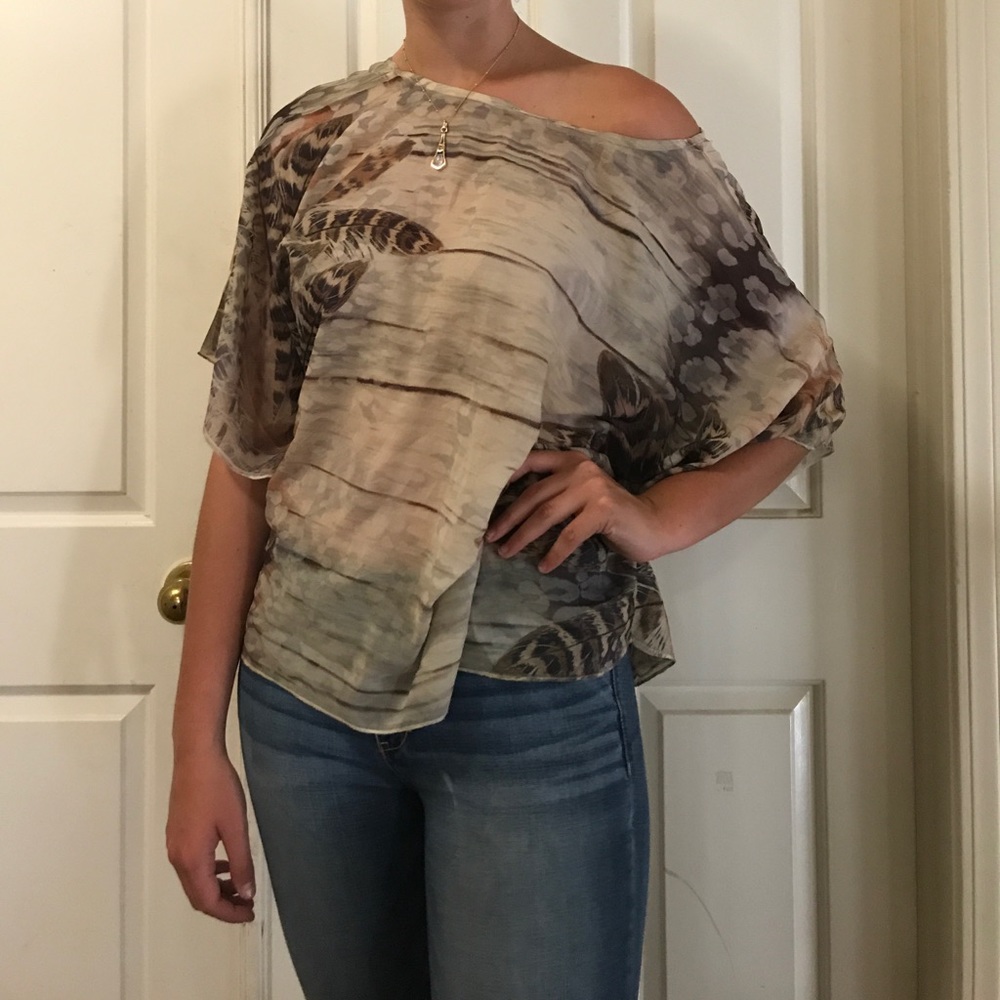 LOOSE, FEATHER PRINT TOP