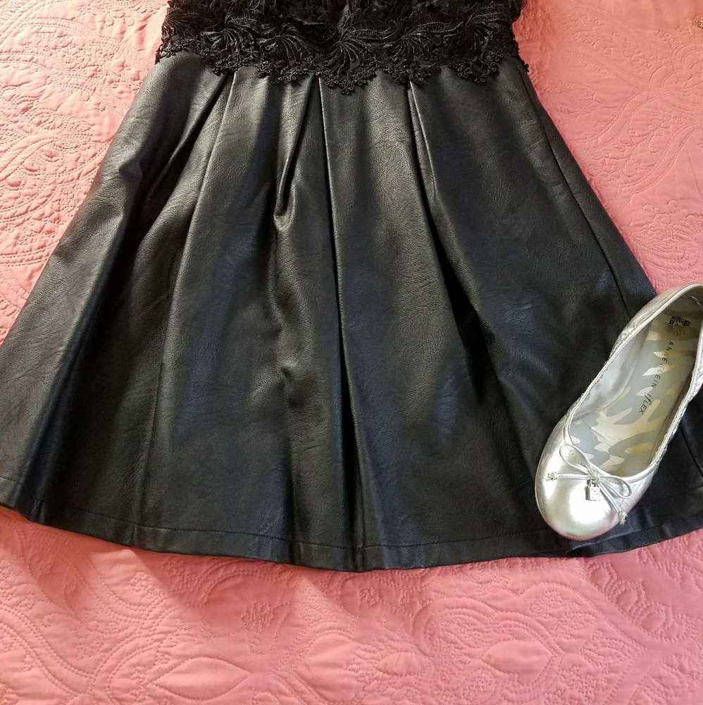 Black Rocker Elegance - Picture 2 of 5