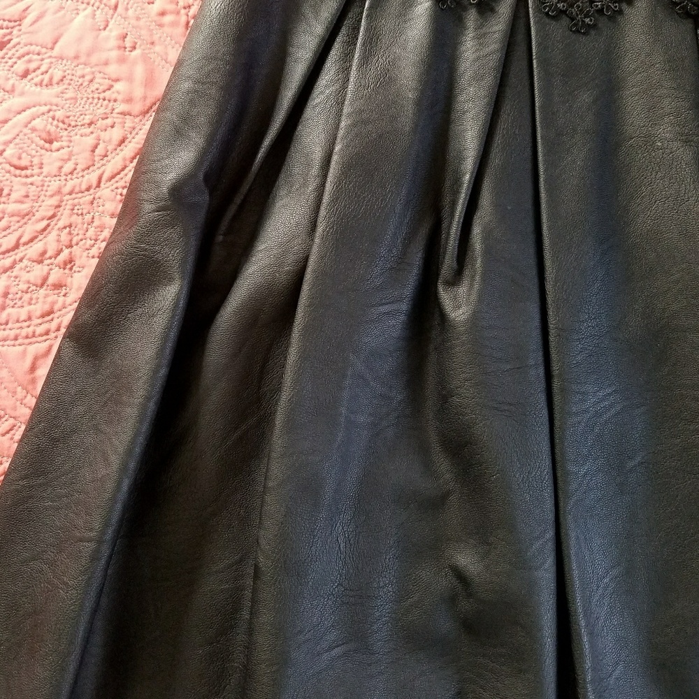 Black Rocker Elegance - Picture 5 of 5