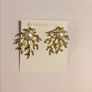 Kendra Scott Hattie Stud Earrings in gold