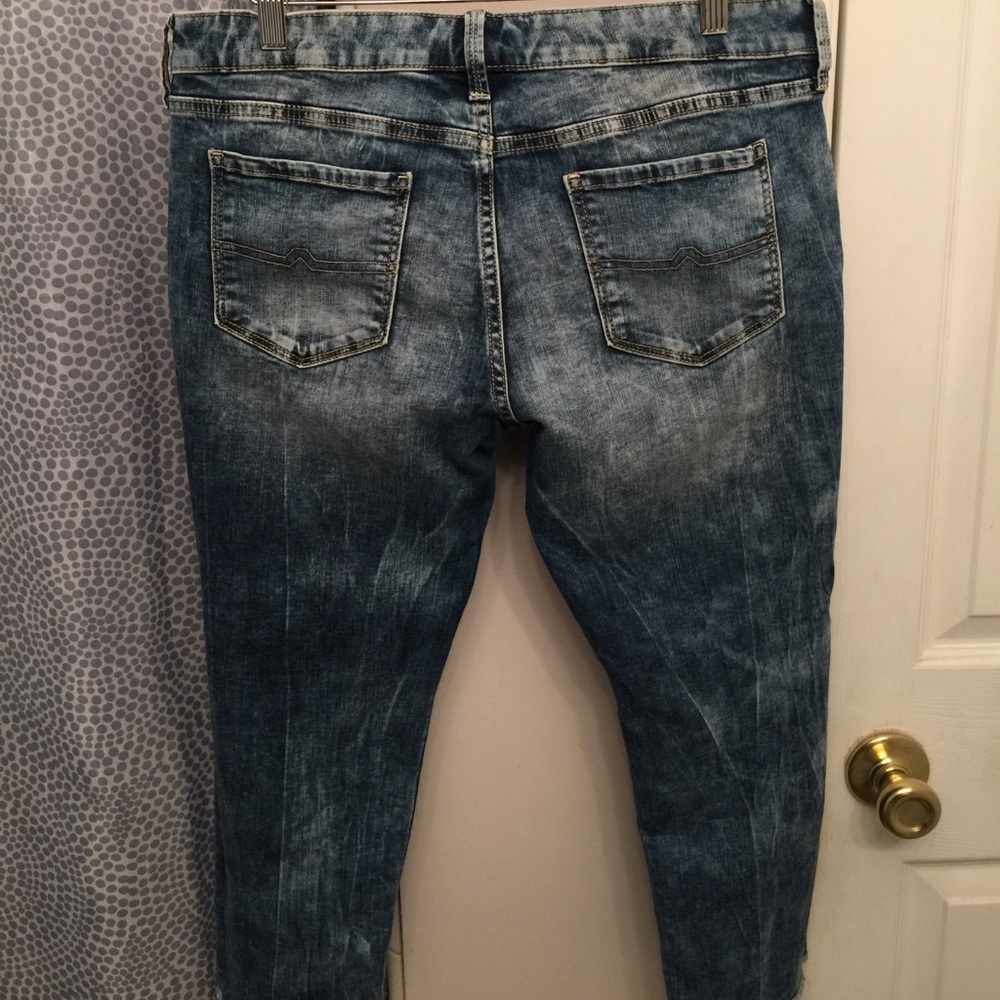 Distressed Cropped Jeans - Picture 2 of 4