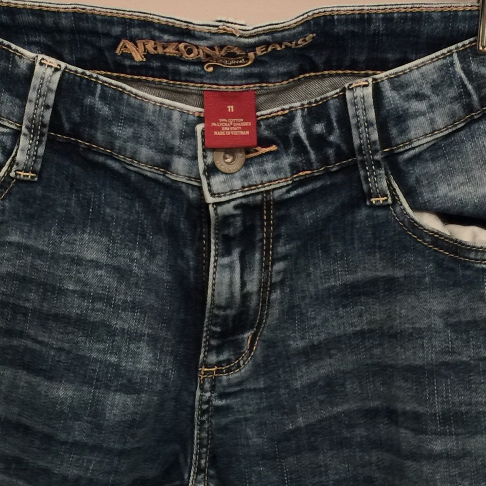 Distressed Cropped Jeans - Picture 3 of 4