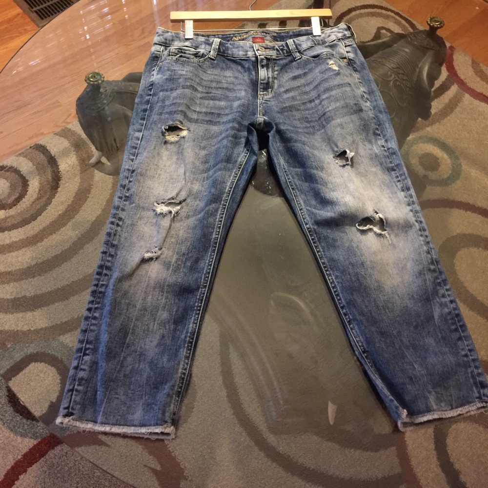 Distressed Cropped Jeans - Picture 4 of 4