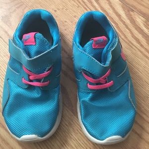 Nike Velcro tennis shoes