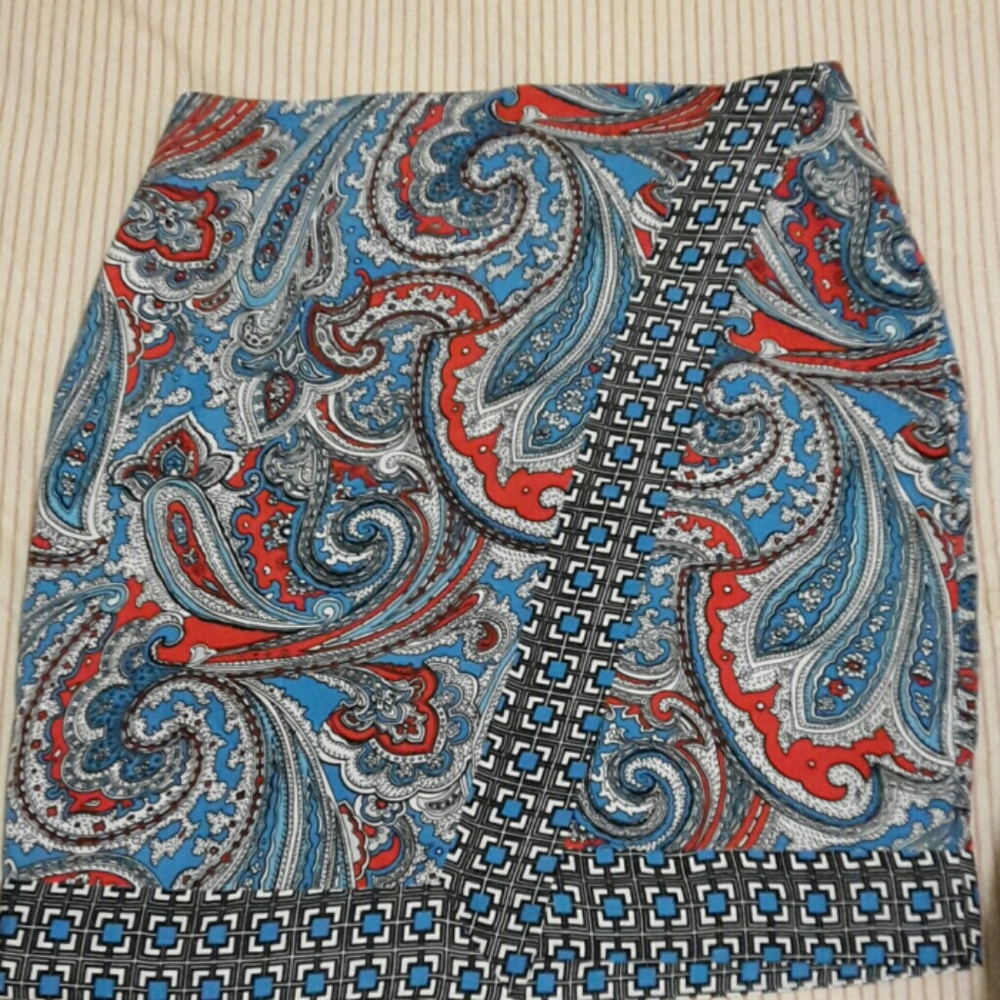 BEAUTIFUL PAISLEY PRINT SKIRT. NWOT!
