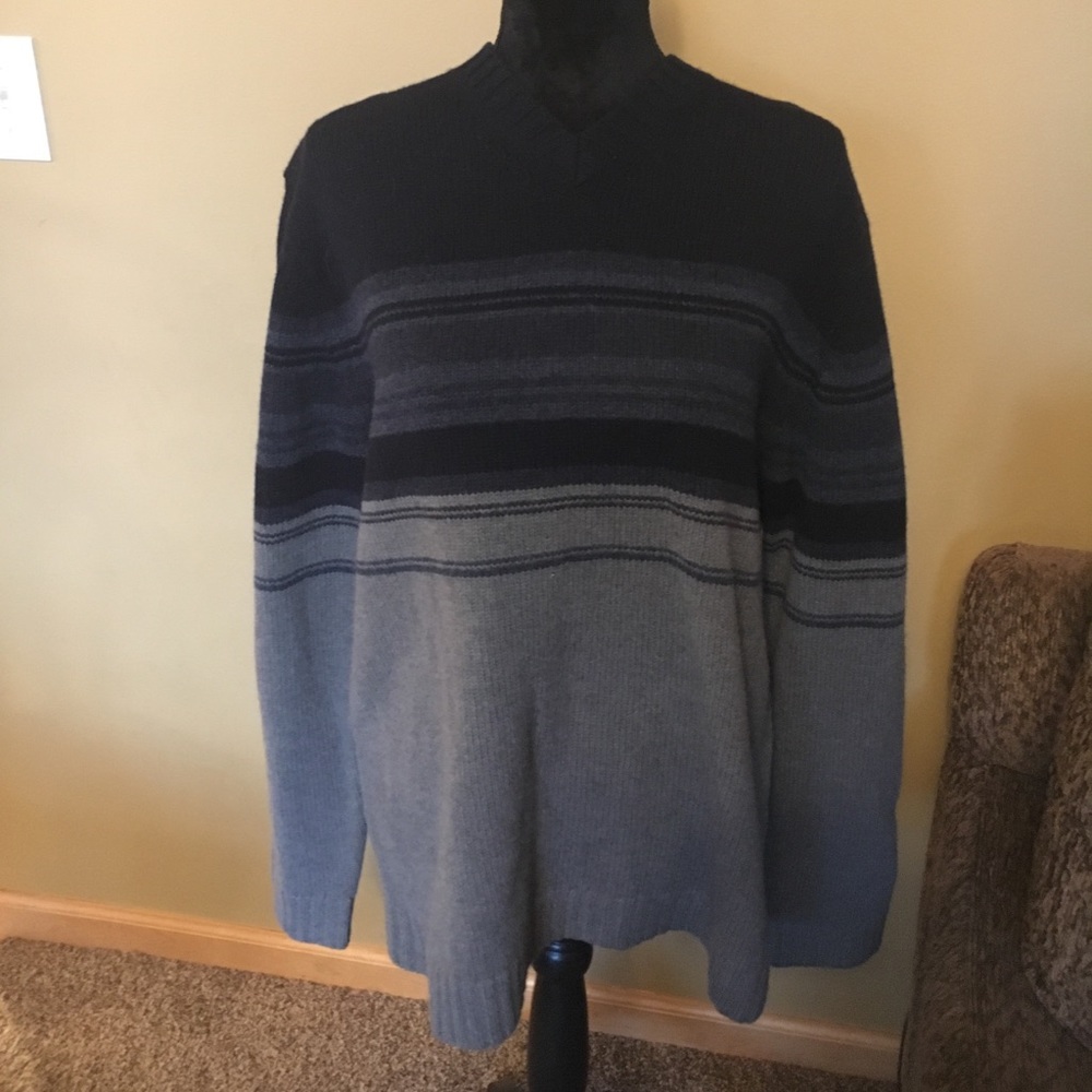 Banana Republic Navy and Grey Sweater