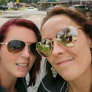 Meet your Posher, Abigail