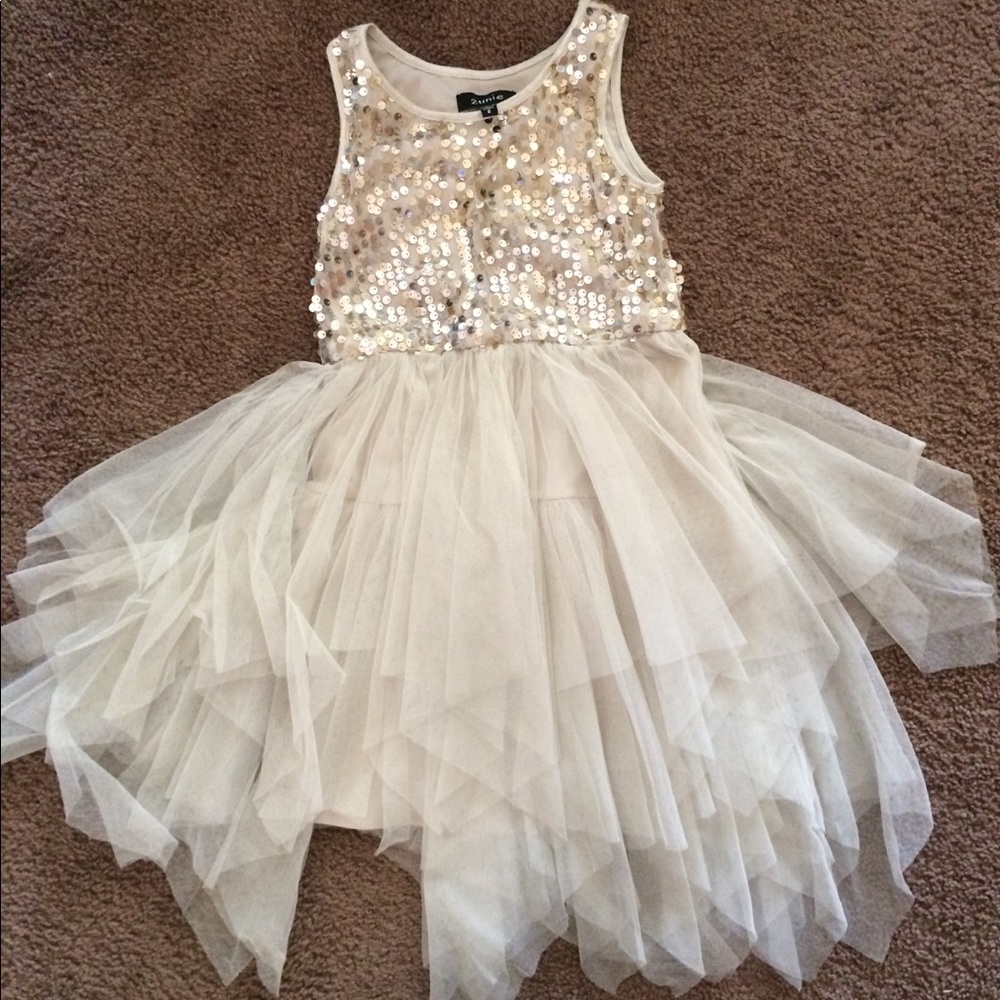 Golden chiffon and sequins dress.