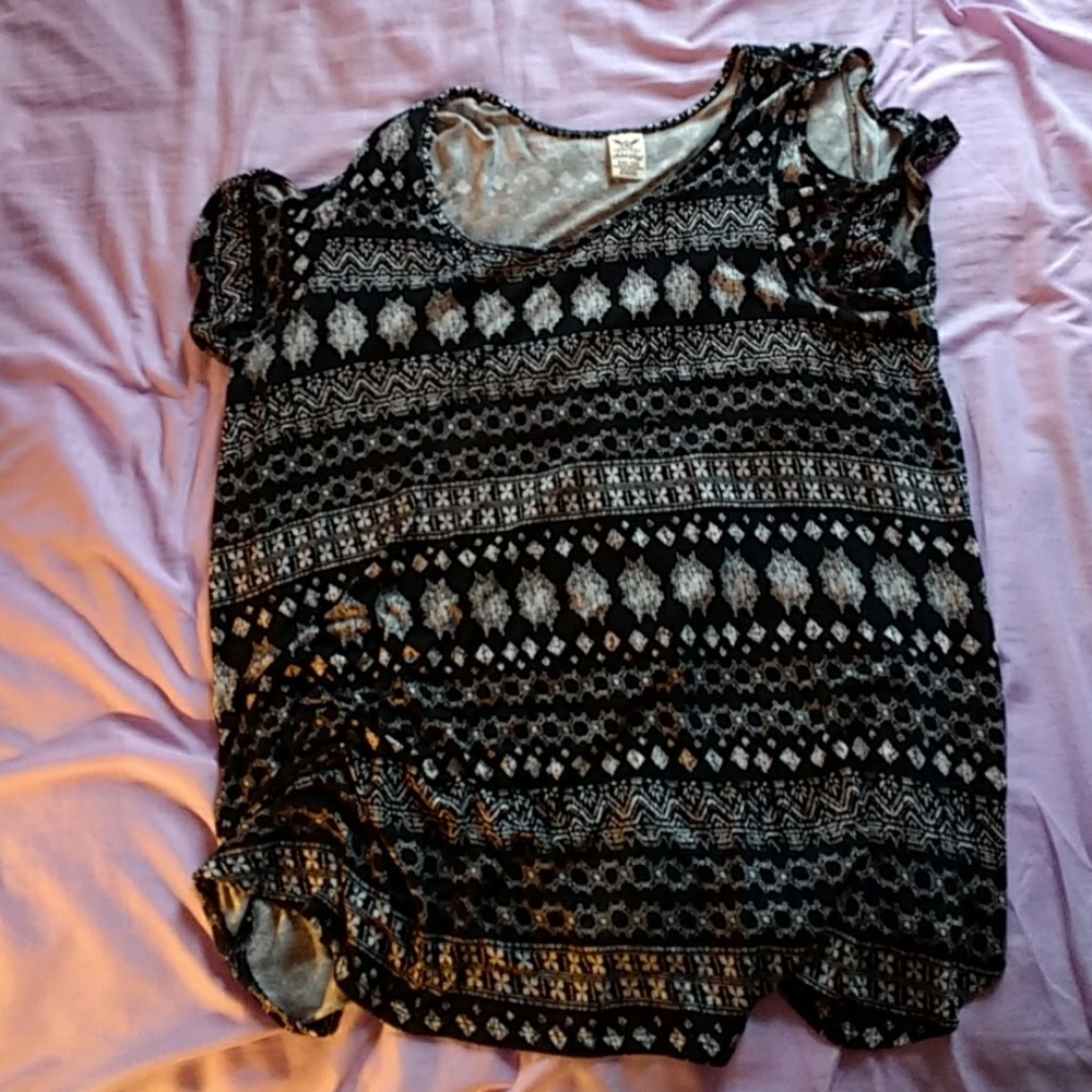 Shoulder hole blouse.