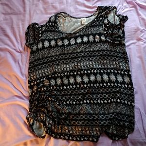 Shoulder hole blouse.