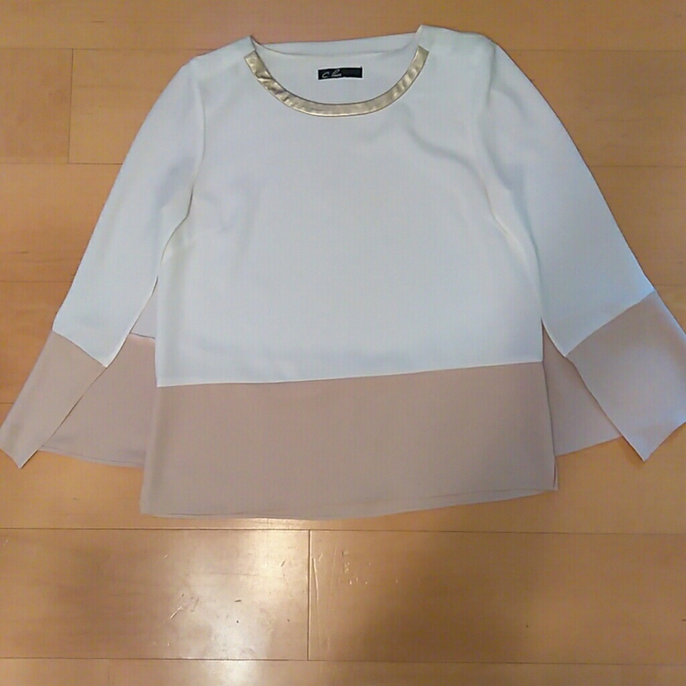 ❤❤SOLD❤❤Pretty top that fits like a cape