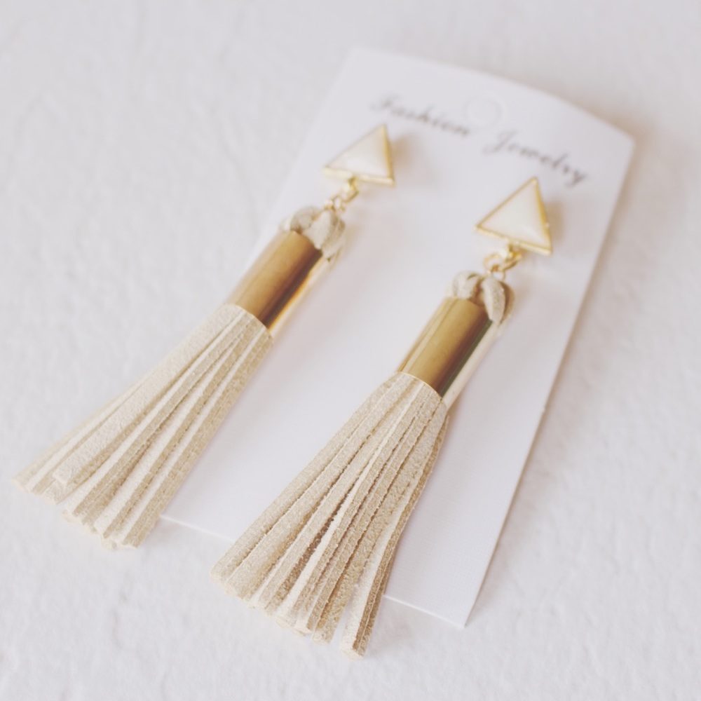 Neutral vintage triangle Tassel Stud Earrings - Picture 4 of 6