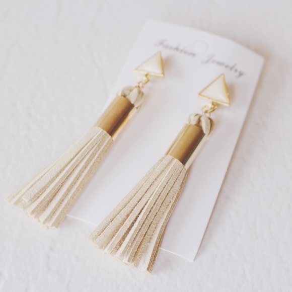 Neutral vintage triangle Tassel Stud Earrings - Picture 4 of 6