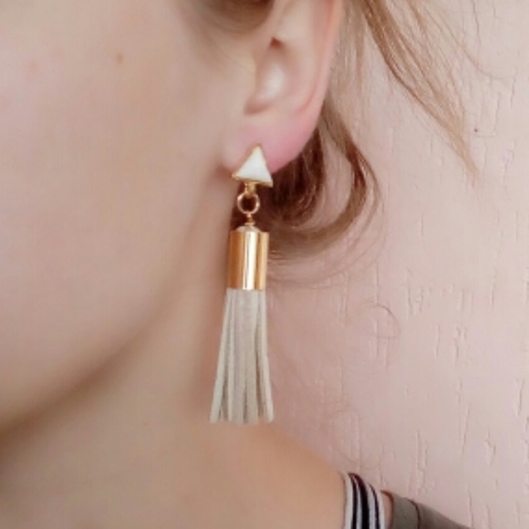 Neutral vintage triangle Tassel Stud Earrings - Picture 6 of 6