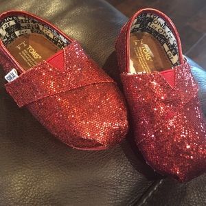 Red glitter toms
