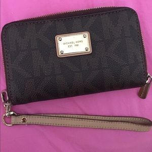 Michael KORS wristlet