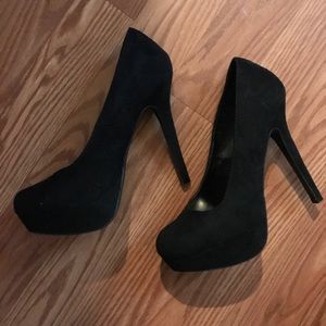 black round-toe platform stiletto pumps