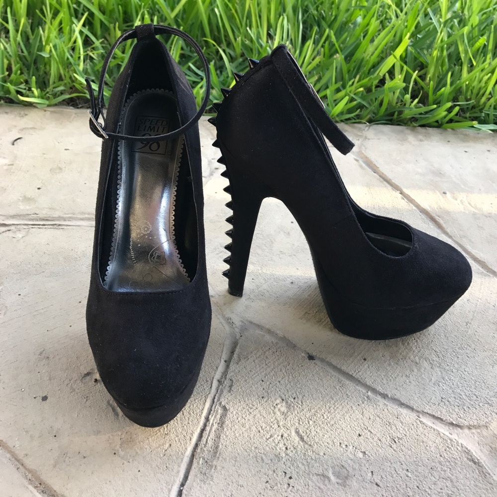 ❌❌SOLD❌❌ Black Pumps w/ Spikes