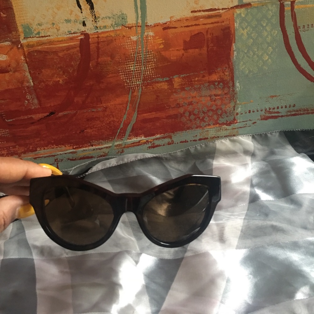 VERSACE. Modified cat sunglasses.100% AUTHENTIC😎