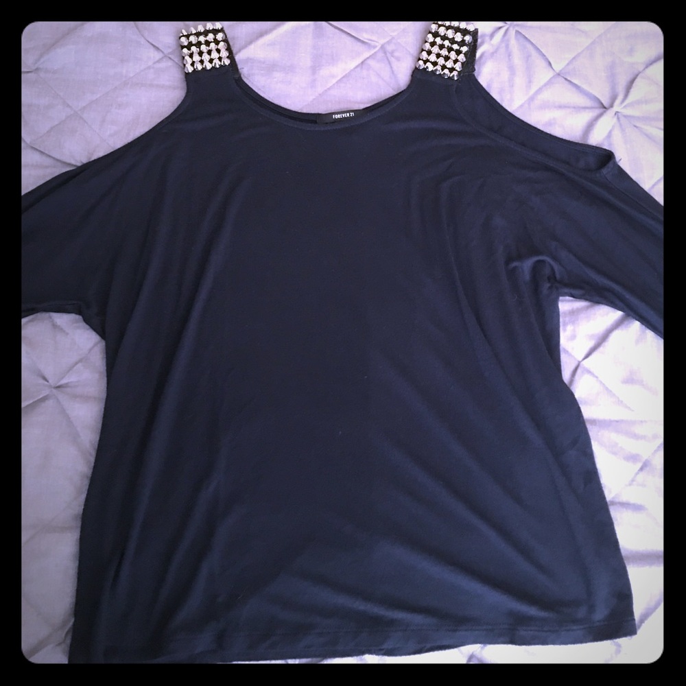 Studded cold shoulder top🖤