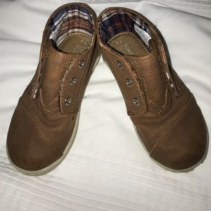 Toms boots for toddler boys ⭐️🌟⭐️in 9 ! Leather