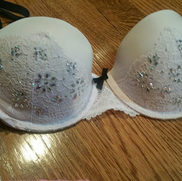 Victoria's Secret bras 32d - Picture 4 of 4