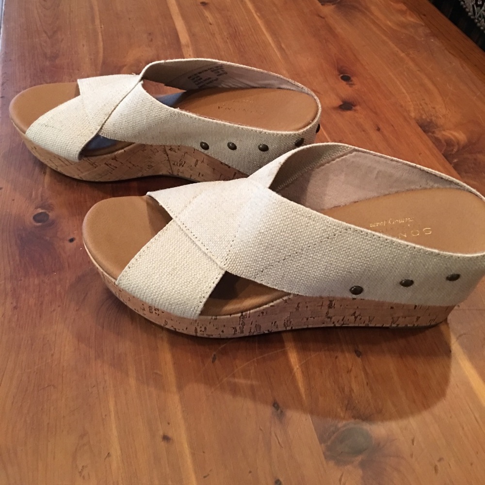 Natural color wedges size 8