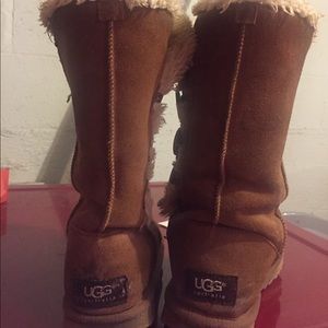 BROWN THREE BUTTON UGGS