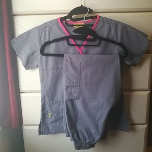 Gray Wonder Wink scrub set