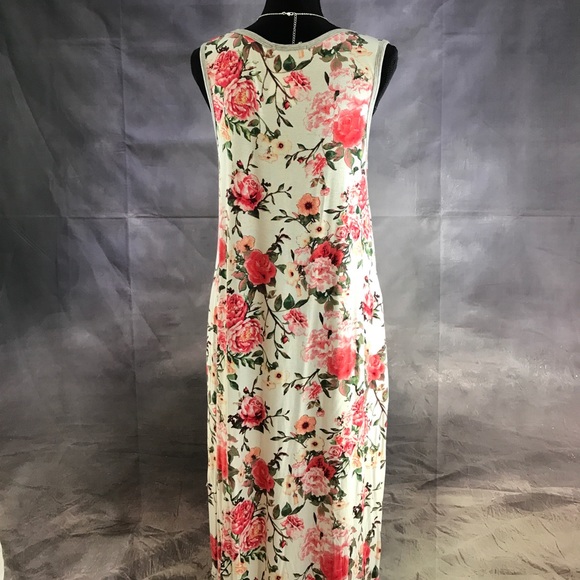 Very Comfortable Sleeveless Maxi Dress - Picture 4 of 8